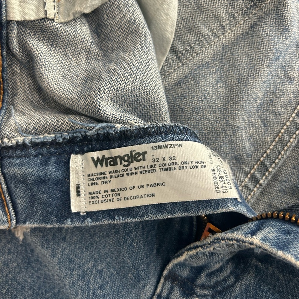 Damaged see pictures Wrangler Women's Distressed Straight Leg Blue Jeans - Picture 2 of 9
